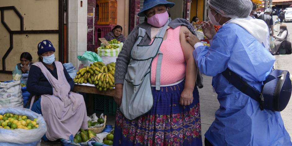 En Bolivia, el personal sanitario acude hasta a los mercados para elevar tasas de vacunación.