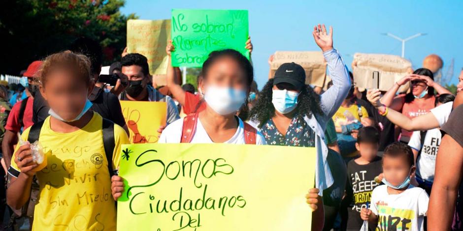 Durante la protesta, los migrantes bloquearon por varios minutos la entrada de las oficinas del INM en Tapachula, ubicada en la colonia Los Naranjos