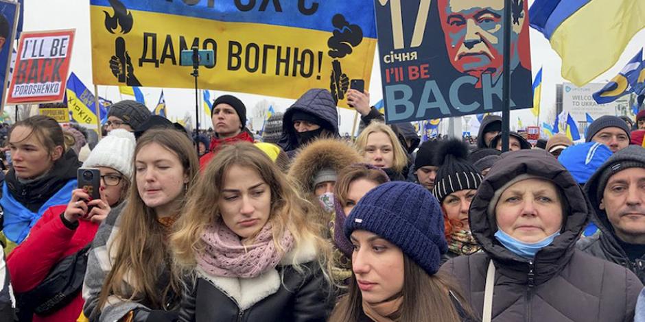 Simpatizantes del expresidente ucraniano Petró Poroshenko, esperan su llegada en el aeropuerto de Kiev*Esta columna expresa el punto de vista de su autor, no necesariamente de La Razón..