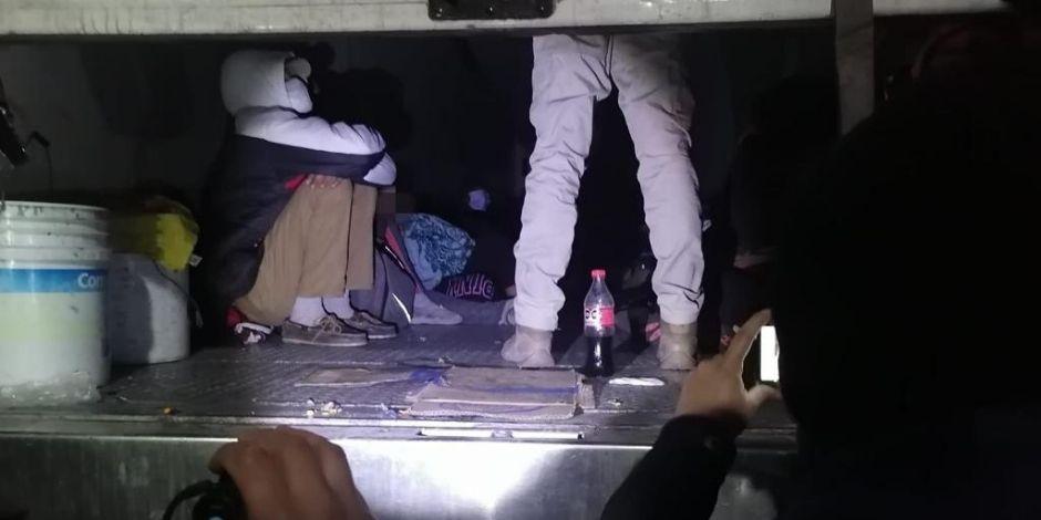 El Instituto Nacional de Migración rescató a extranjeros indocumentados que estaban dentro de una caja de tráiler en Coahuila.