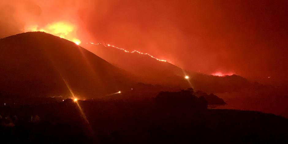 Un incendio forestal arde en Rocky Point, condado de Monterey, California, EU.