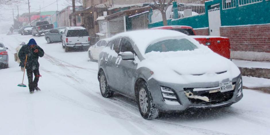 Esta mañana han comenzado a circular imágenes de senderos, árboles y automóviles cubiertos por la nieve en algunas zonas elevadas del norte del país