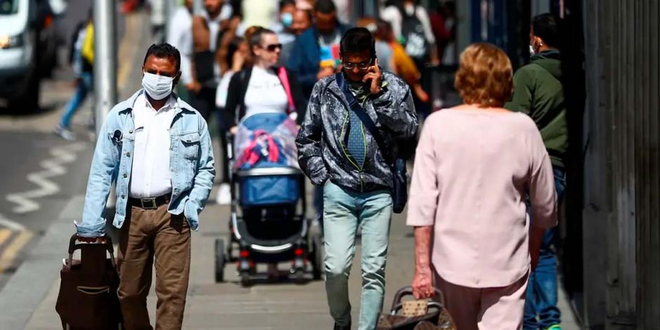 Personas caminando en las calles de Londres durante la pandemia de COVID-19