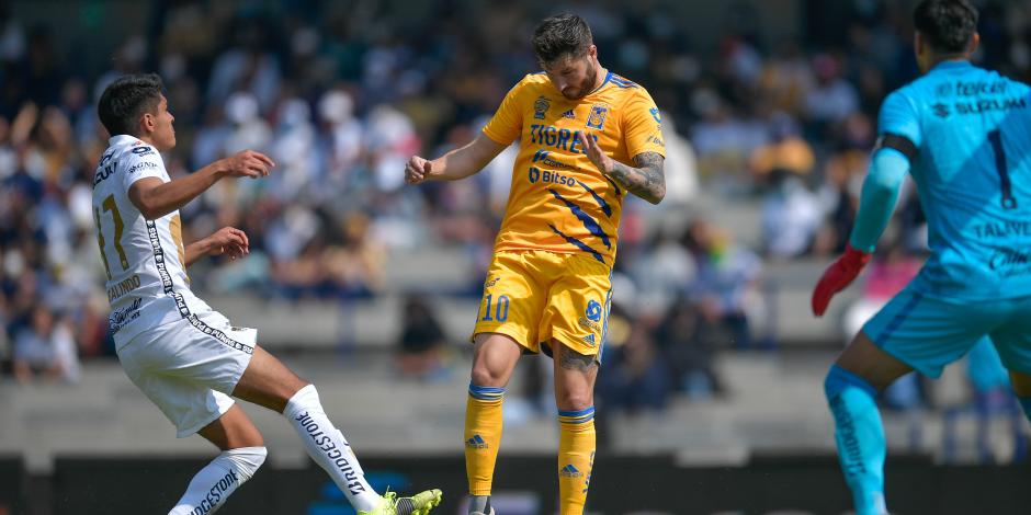 Una acción del duelo entre Pumas vs Tigres, de la Liga MX