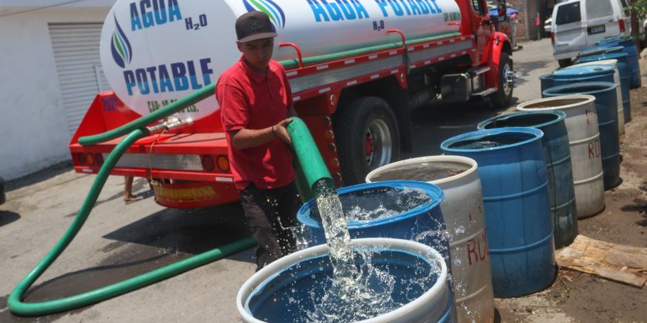 Ciudadanos de la capital recurren a alternativas, como a pipas de agua, para abastecerse de agua.