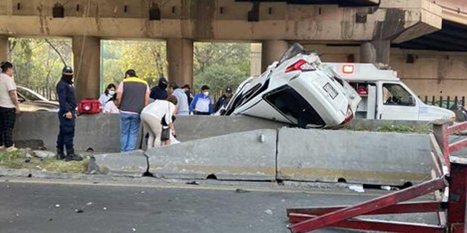 Cae auto de puente vial en Tlalnepantla y deja cuatro lesionados
