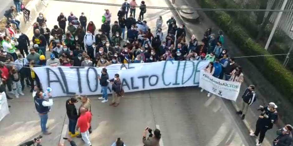 Comunidad del CIDE bloquea la circulación en la carretera México-Toluca