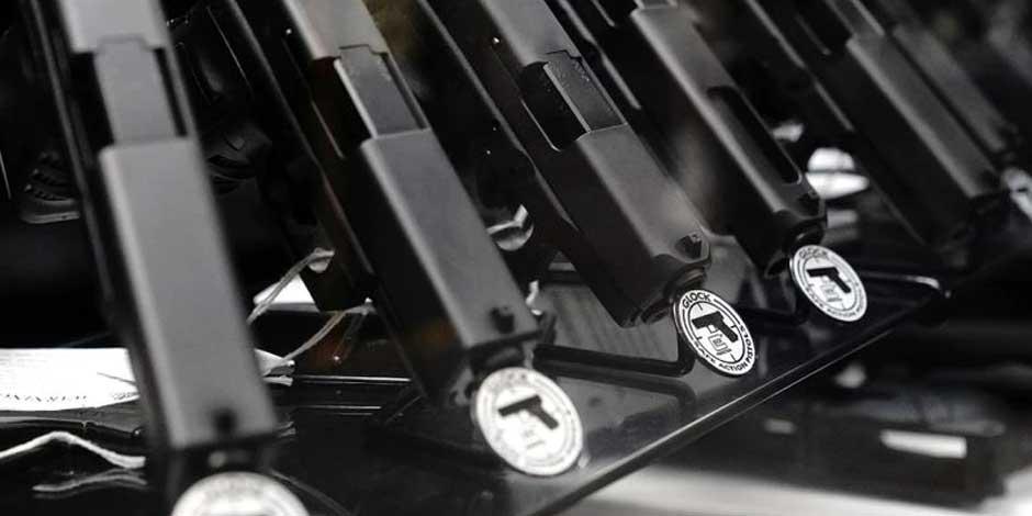 Pistolas semiautomáticas se exhiben a la venta en una tienda de California, Estados Unidos