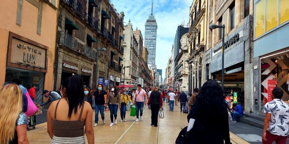 Decenas de capitalinos, ayer, en la calle de Madero, Centro Histórico.