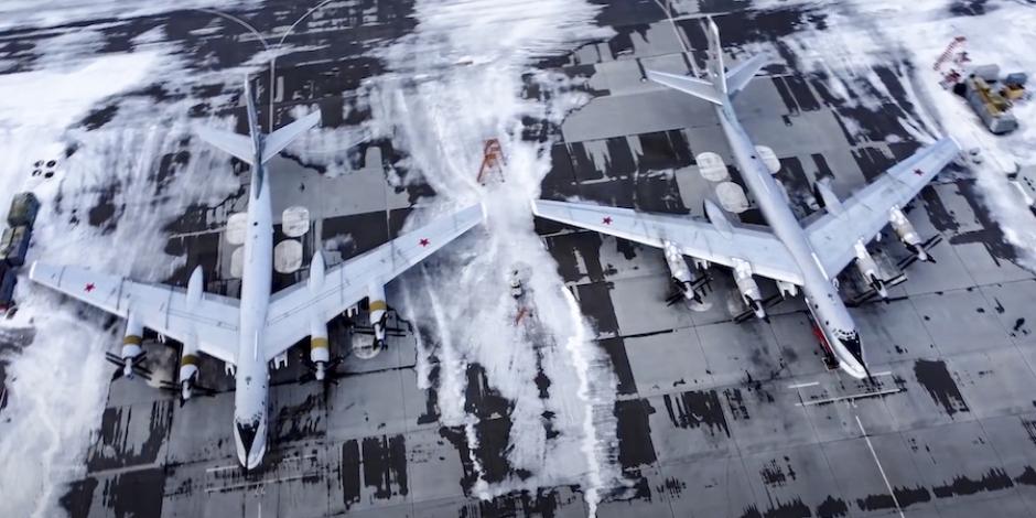 Un video muestra a unos bombarderos estacionados en una base aérea en Rusia, ayer.