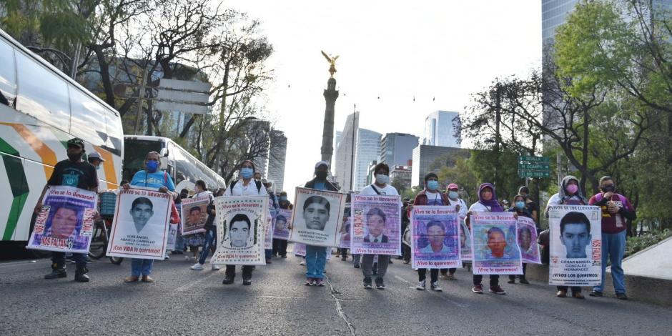 Padres y madres de los 43 normalistas marcharon en CDMX, a 88 meses de su desaparición.