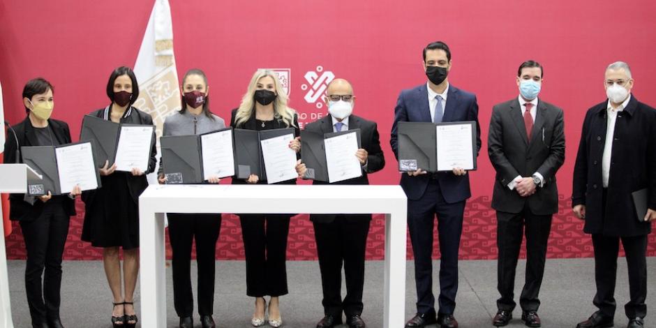 La jefa de Gobierno, ayer, tras la firma de un convenio con distribuidores de autos.