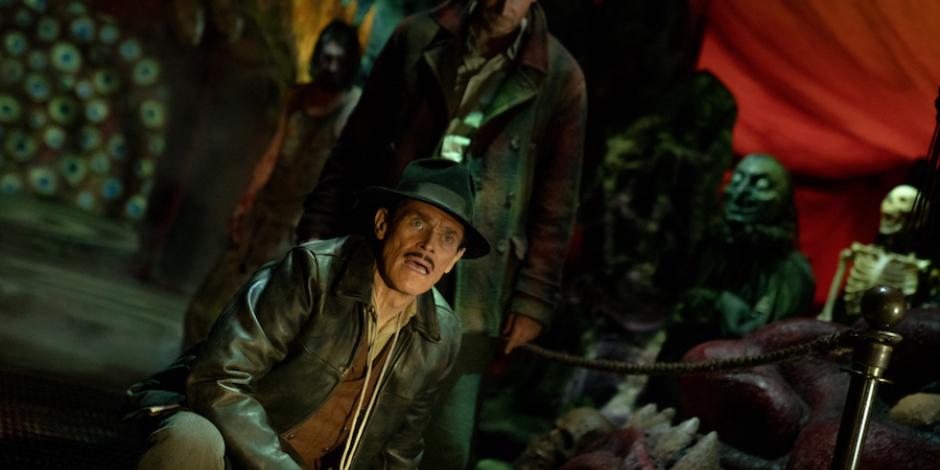 Willem Dafoe (hincado) y Bradley Cooper, en un fotograma de la película.