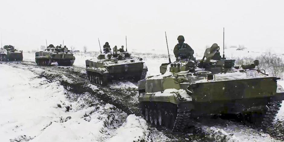 Vehículos rusos durante un ejercicio militar en un campo de entrenamiento en Rostov, ayer.