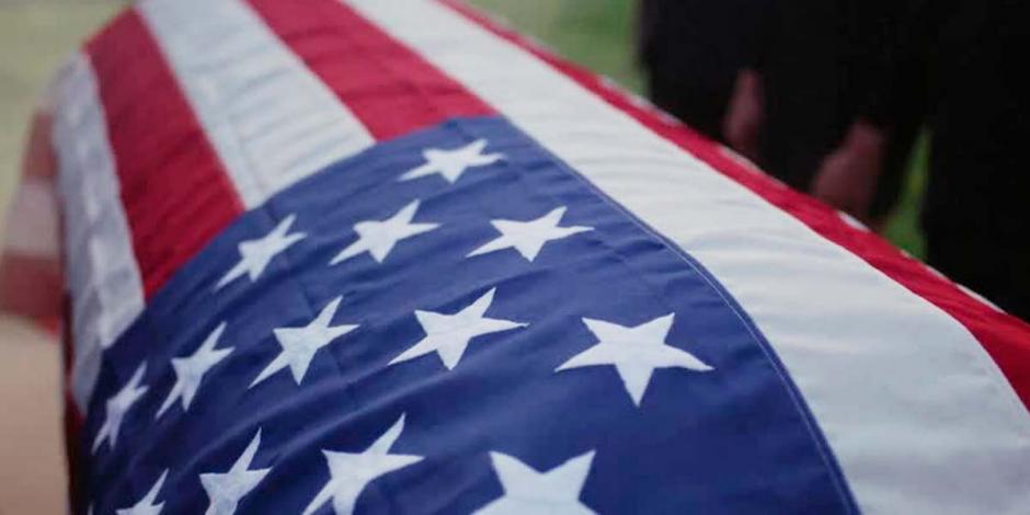 El ataúd tenía una bandera de Estados Unidos, ya que el pollero argumentó que transportaba a soldados muertos en combate