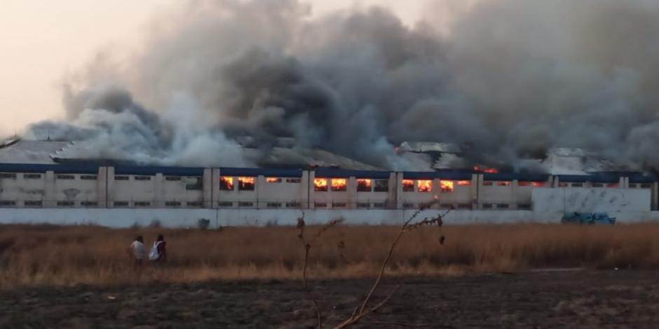 Incendio de una bodega de cartón en Chalco, Estado de México.