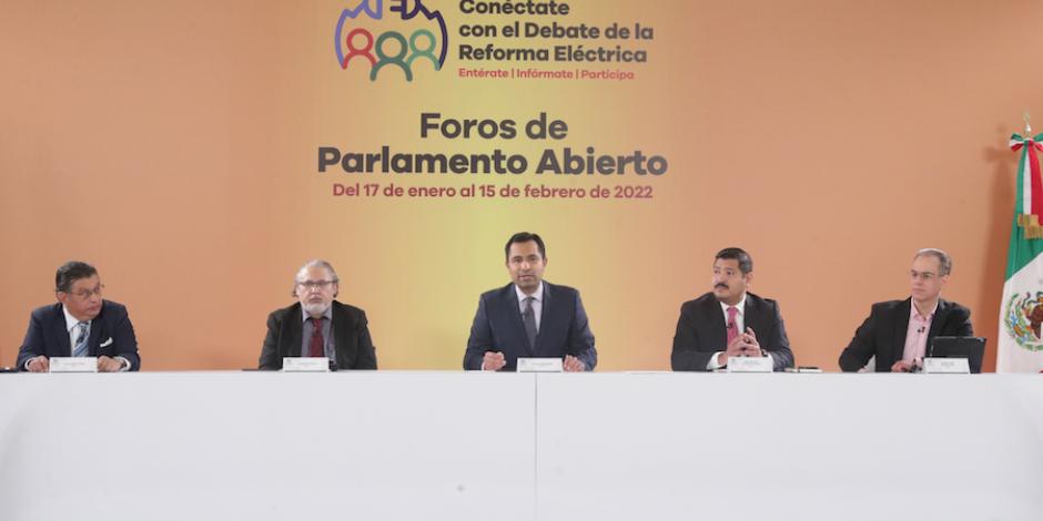 De izq. a der. Ramsés Pech, analista energético; César Aldama, moderador del parlamento y Romualdo Hernández, coordinador de proyectos de Inversión de la CFE.