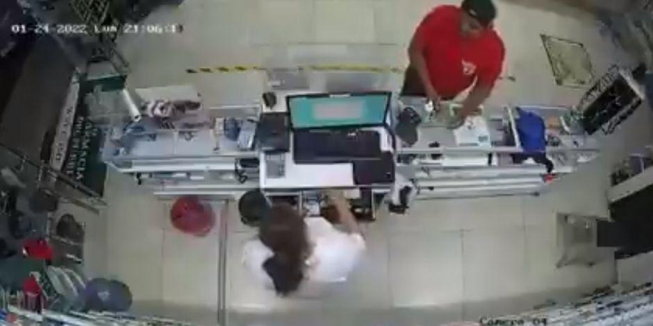 Asaltante pide mil pesos "de favor" al ejecutar robo en farmacia de Puerto Vallarta.