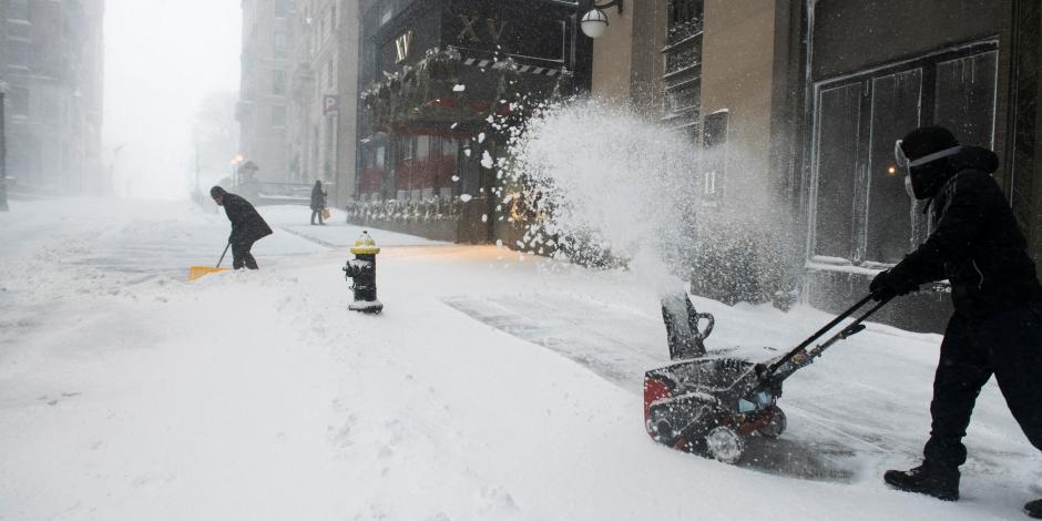 Ciudadanos de Boston hacen a un lado la nieve de las calles tras paso del 'ciclón bomba'.