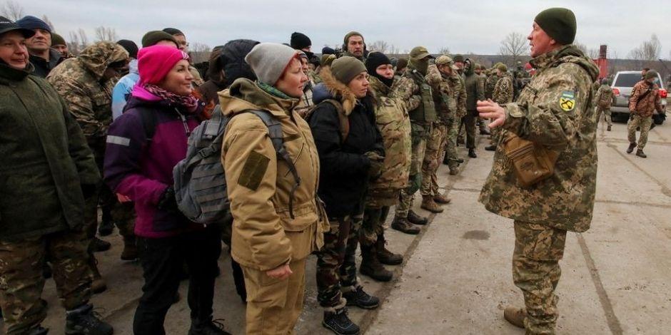 Residentes de Kharkiv, en Ucrania, se preparan al otro lado de la frontera con Rusia en caso de invasión.