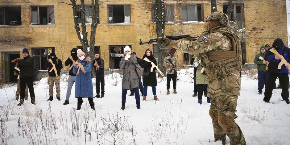 Ciudadanos rusos entrenan junto a militares en Kiev, ayer, ante una posible invasión.