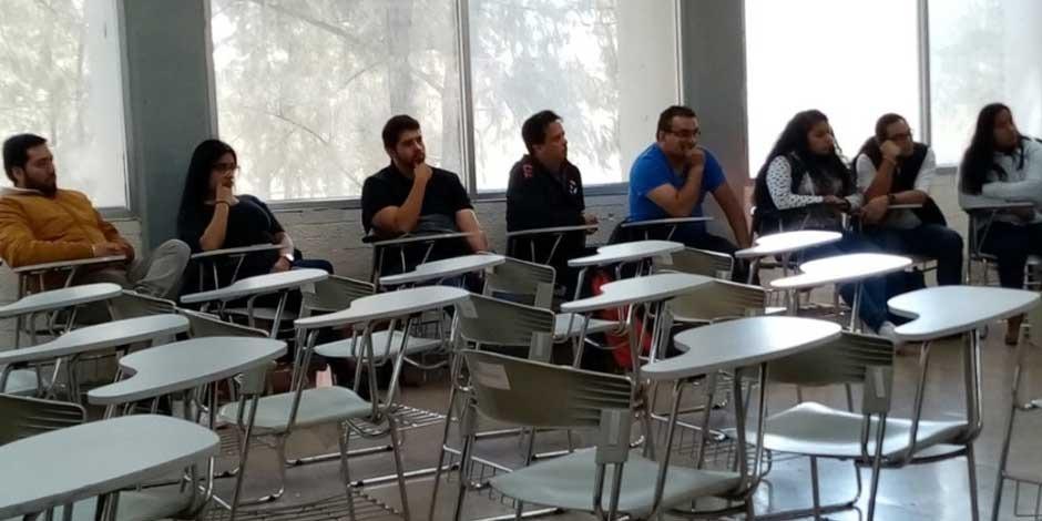 Alumnos de la UNAM durante una clase presencial, antes de la pandemia por COVID-19.