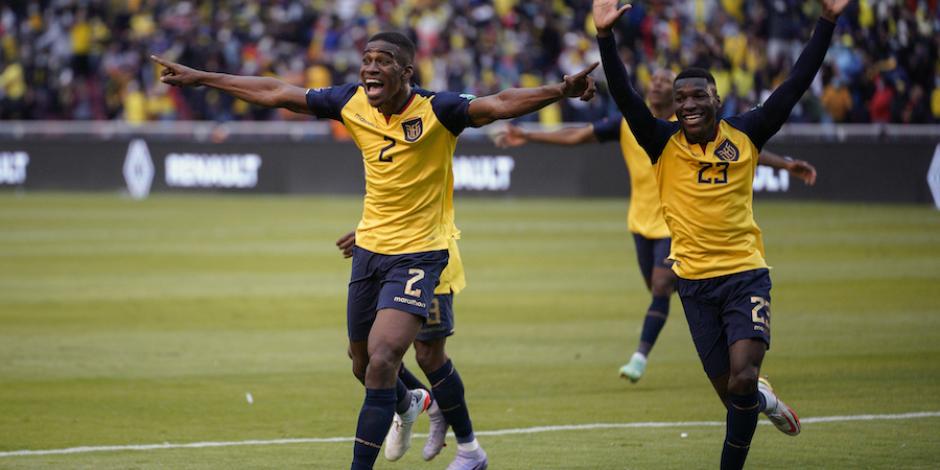 Futbolistas de Ecuador celebran su gol ante Brasil la semana pasada.