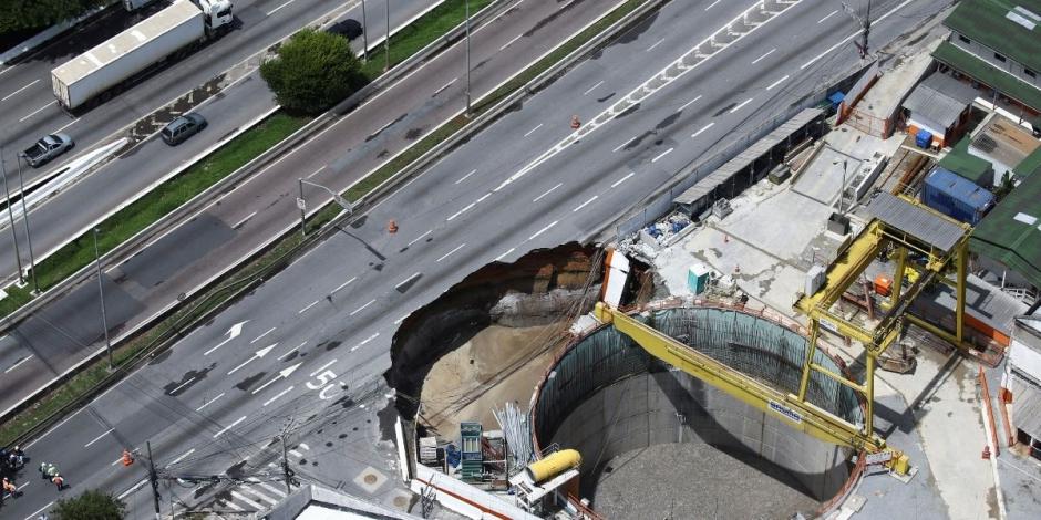 Imagen aérea del socavón que se formó a un costado de las obras del metro en Sao Paulo, Brasil.