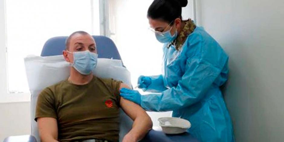 Militar italiano recibiendo la vacuna contra COVID-19