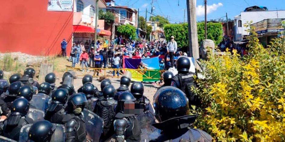 De acuerdo con la Secretaría de Seguridad Pública de Michoacán, los maestros lanzaron piedras, cohetones y palos a los elementos estatales y de la Guardia Nacional