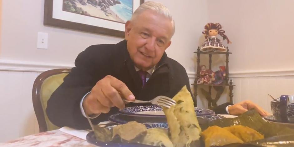 El Presidente Andrés Manuel López Obrador compartió un video en su cuenta de Twitter degustando de tamales.