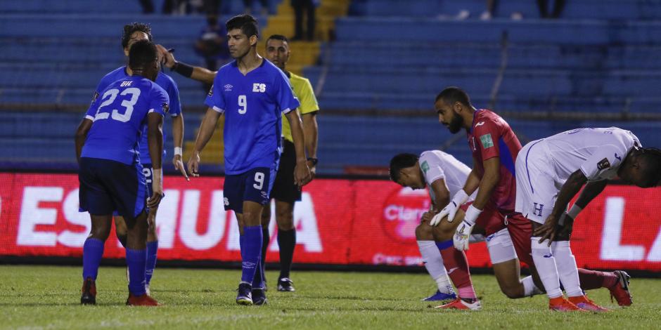 Futbolistas de El Salvador, el pasado 30 de enero durante su partido contra Honduras en la Jornada 10 del octagonal de Concacaf hacia Qatar 2022.