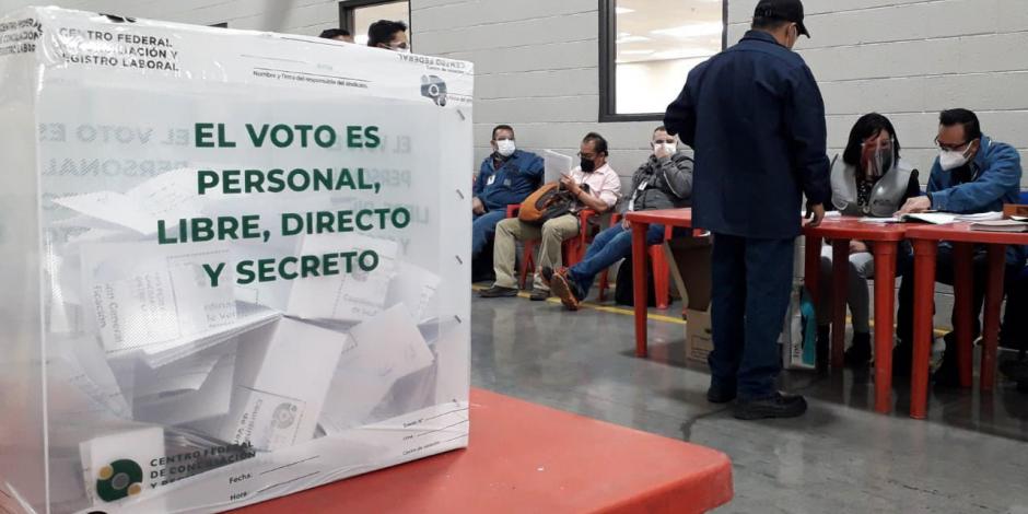 Observadores del INE participaron durante el proceso de elección del sindicato de la empresa General Motors en Silao, Guanajuato.