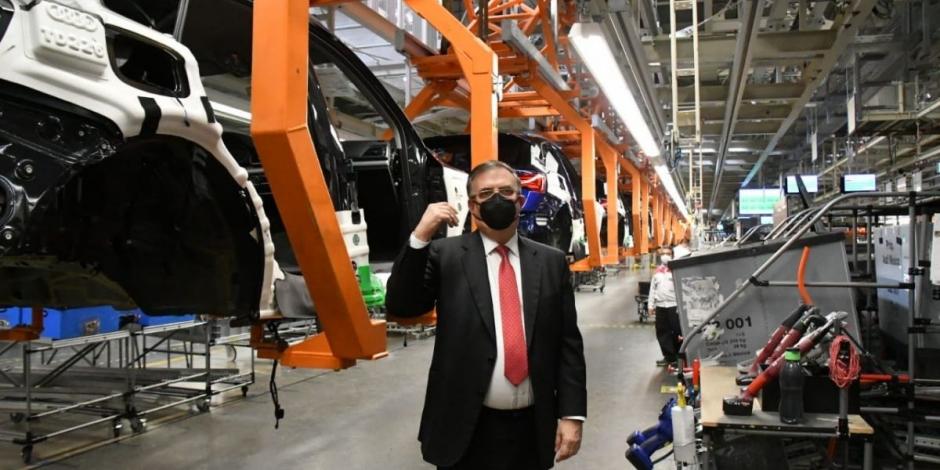 Marcelo Ebrard durante su visita a plantas armadoras de automóviles híbridos en Puebla.