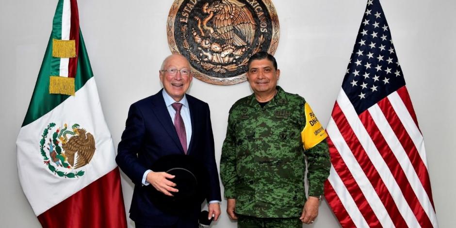 Ken Salazar, embajador de Estados Unidos en México, junto con Luis Cresencio Sandoval, titular de la Sedena.