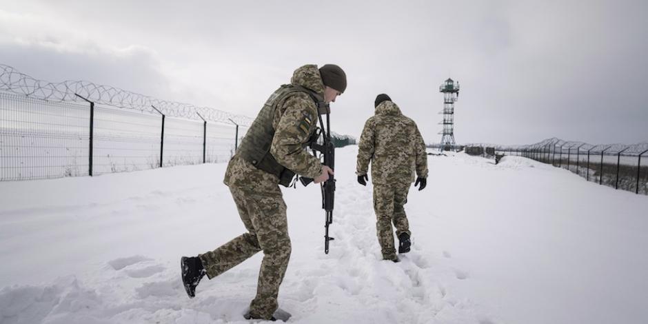 Militares mantienen la vigilancia en la frontera ruso-ucraniana.