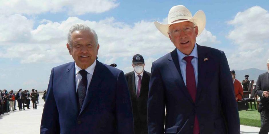 AMLO y Ken Salazar durante la inauguración de la Feria Aeroespacial México 2021 en la Base Aérea Militar 1, el 22 de septiembre pasado