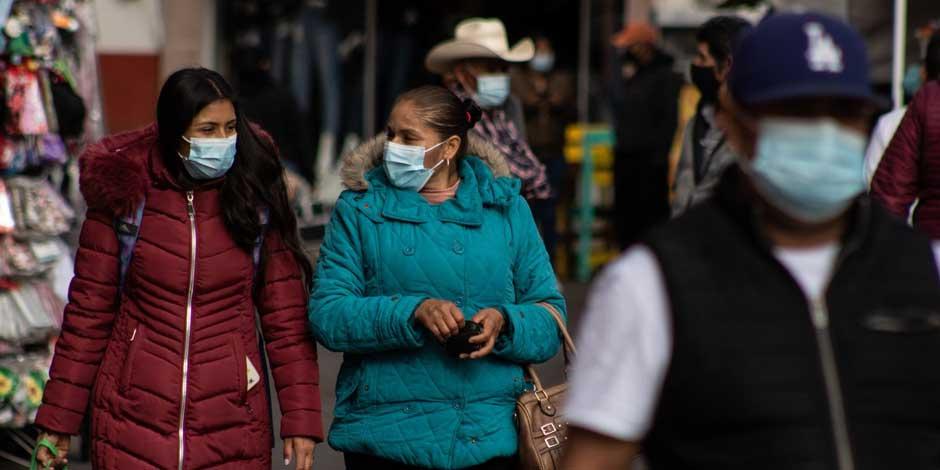 Semáforo COVID-19: Personas caminan por las calles de Zacatecas usando cubrebocas para protegerse del coronavirus