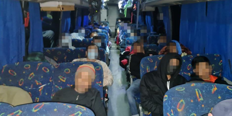 Migrantes interceptados en autobús en Veracruz.