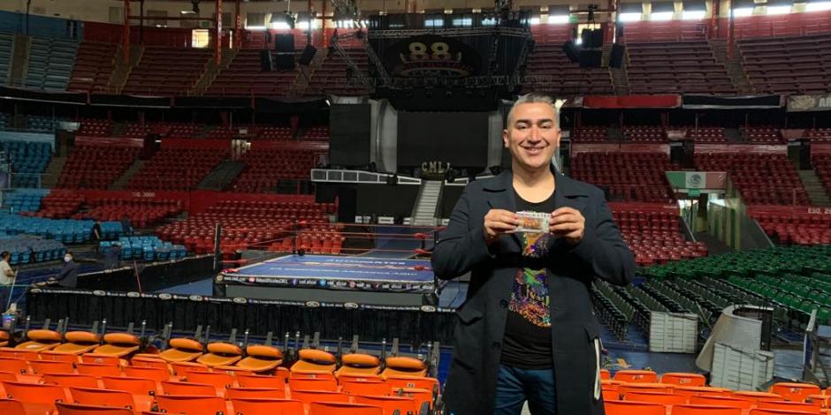 Miguel Valverde, autor del mural "A dos de tres caídas sin límite de tiempo", que se encuentra en la Arena México.
