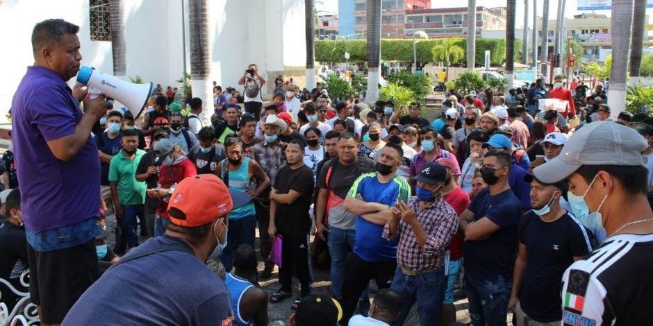Migrantes protestan en Chiapas y CNDH pide a las autoridades brindarles cuidados.