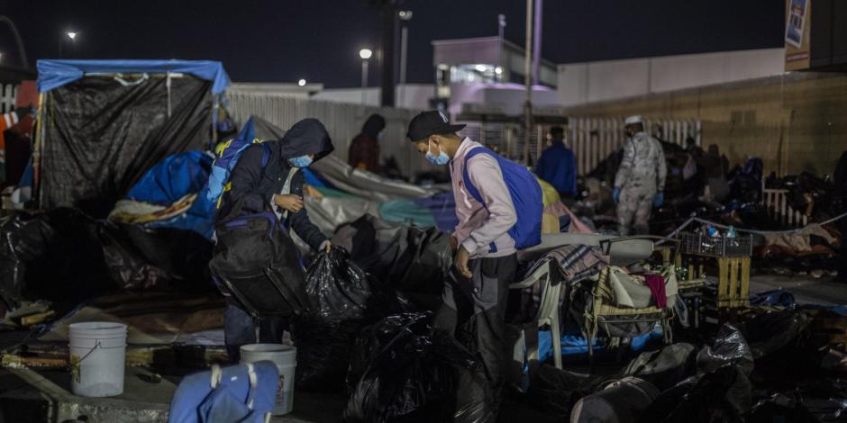Migrantes que habitaban el campamento El Chaparral, en Tijuana fueron reubicados este domingo.