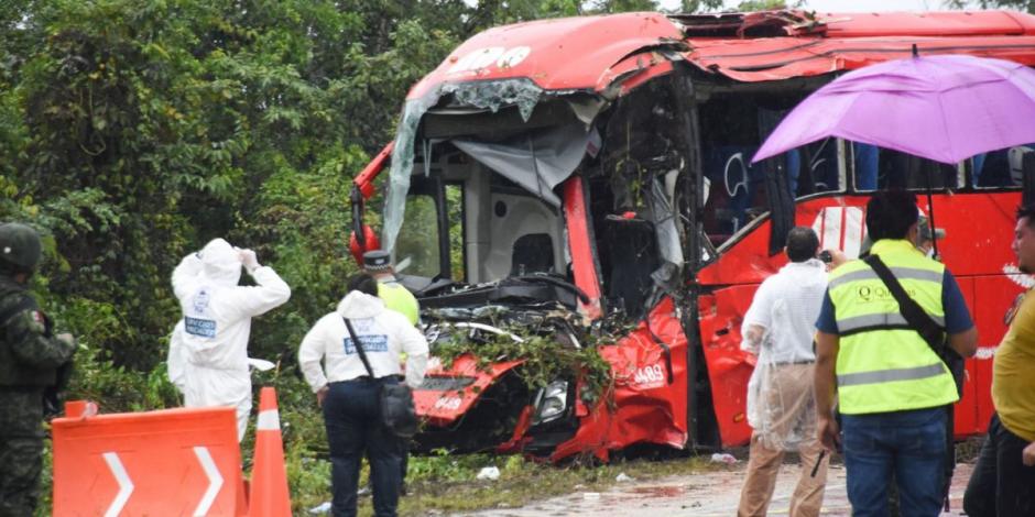 Imagen del camión de pasajeros tras el accidente en la carretera Mérida-Cancún.