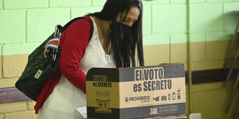 Ciudadana costarricense emite su voto durante las elecciones generales este domingo 6 de febrero.