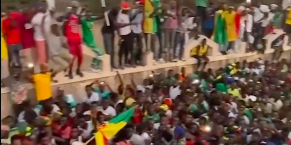 Aficionados de Senegal celebran el titulo de la Copa Africana de Naciones.