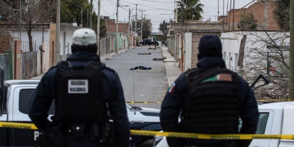 Diez cuerpos humanos envueltos en cobijas y cintas, fueron regados por la calle principal de la comunidad de Pardillo III en Fresnillo, Zacatecas.