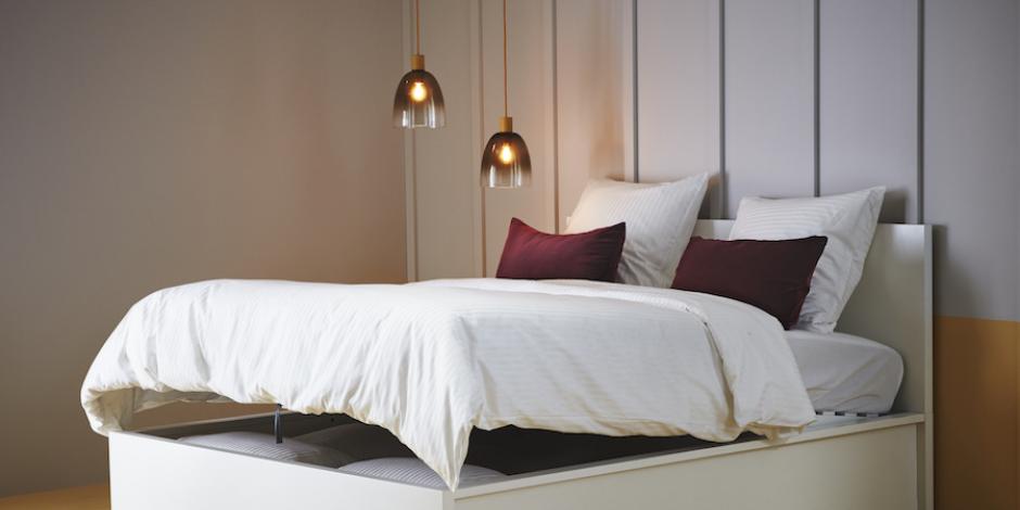 Opta por una cama “Malm”, la cual cuenta con una base que se utiliza como almacén.