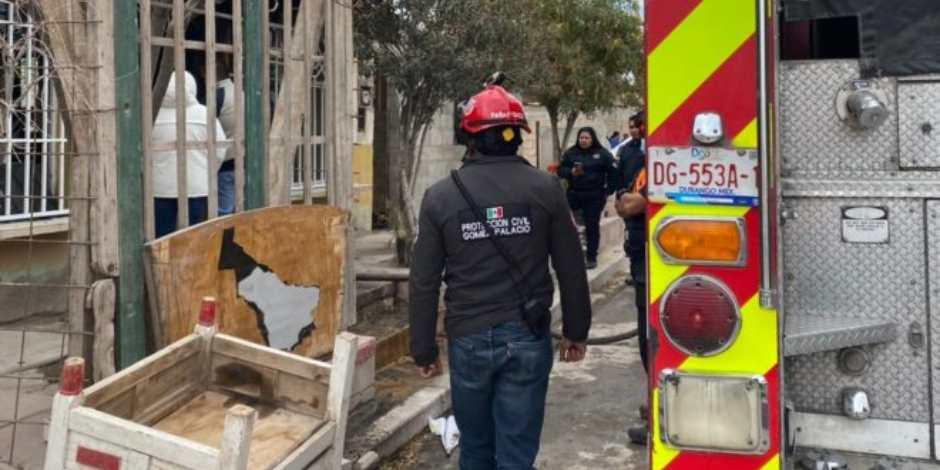 Un adulto mayor y sus dos hijos con discapacidad fallecieron al incendiarse su casa en Gómez Palacio, Durango.