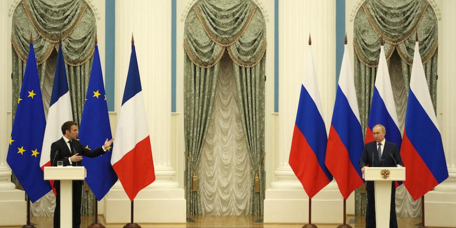 Los presidentes de Francia (izq.), Emmanuel Macron, y de Rusia, Vladimir Putin, en conferencia, ayer.