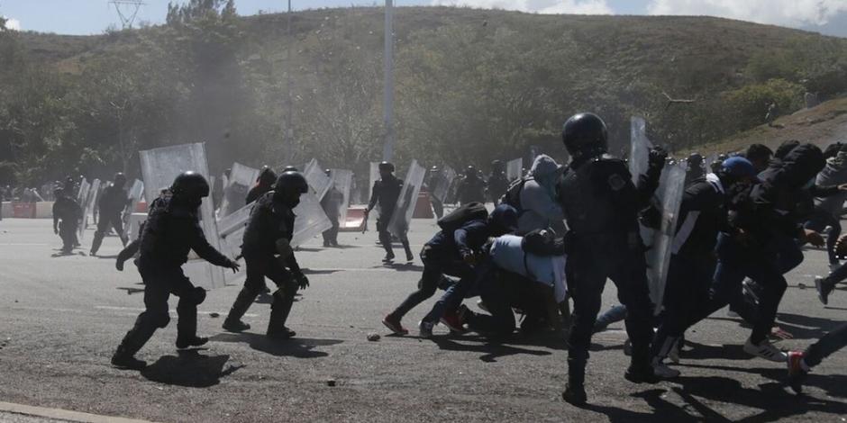 Estudiantes normalistas se enfrentaron con agentes de la Guardia Nacional en la caseta de Palo Blanco.